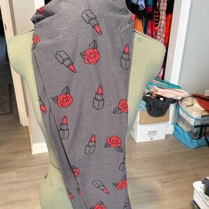 LuLaRoe Gray TC Leggings with Red Lipstick and Rose Print